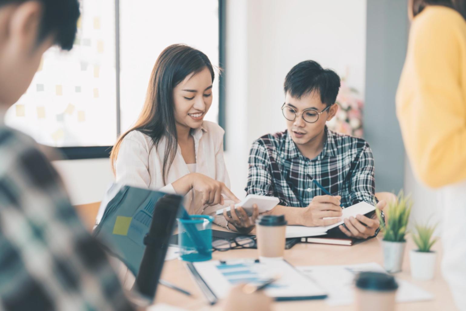 Equipo de janpireloa trabajando en planificación financiera